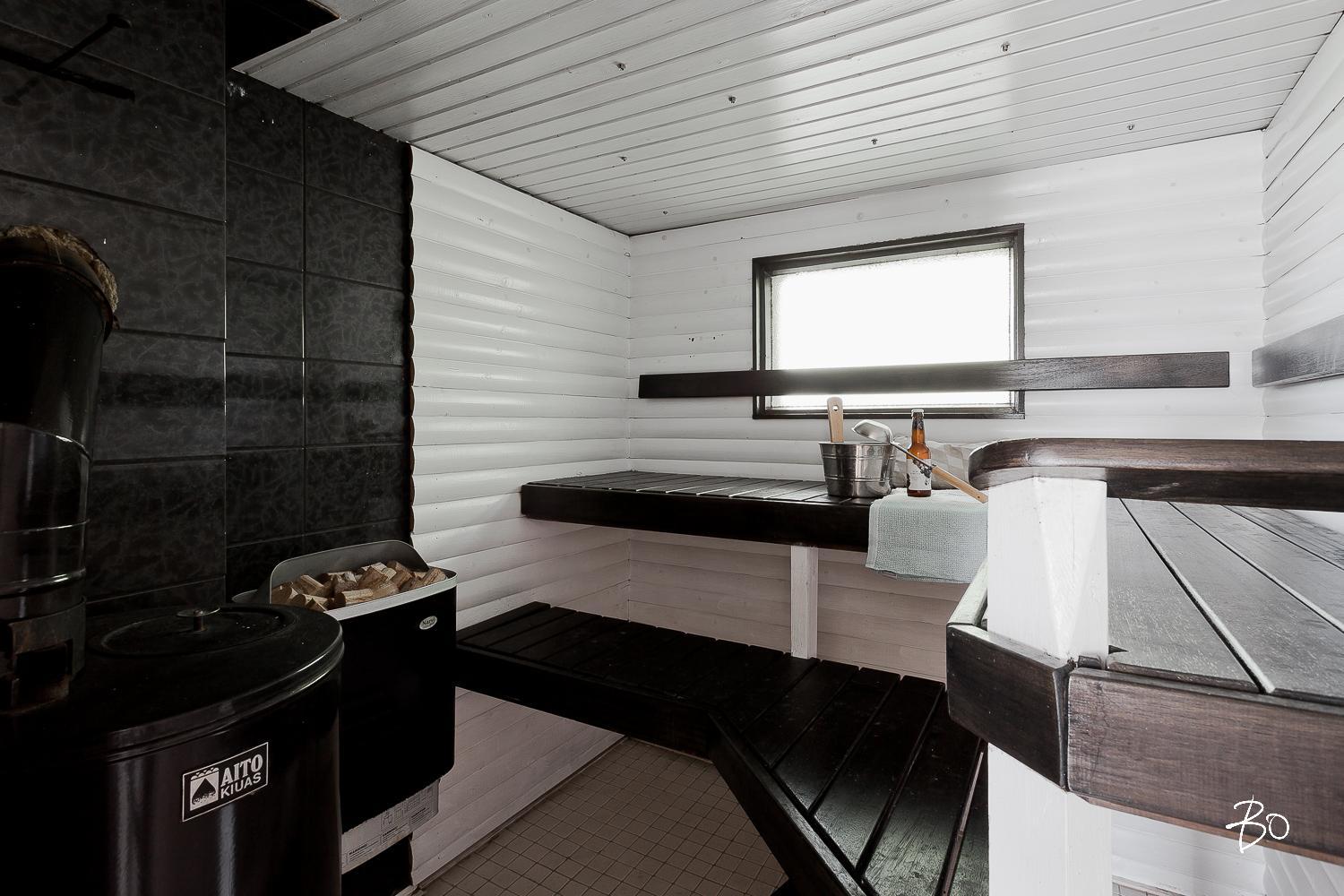 Mustavalkoinen sauna kahdella kiukaalla Etuovi com Ideat & vinkit Mustavalkoinen sauna kahdella kiukaalla Etuovi com Ideat & vinkit