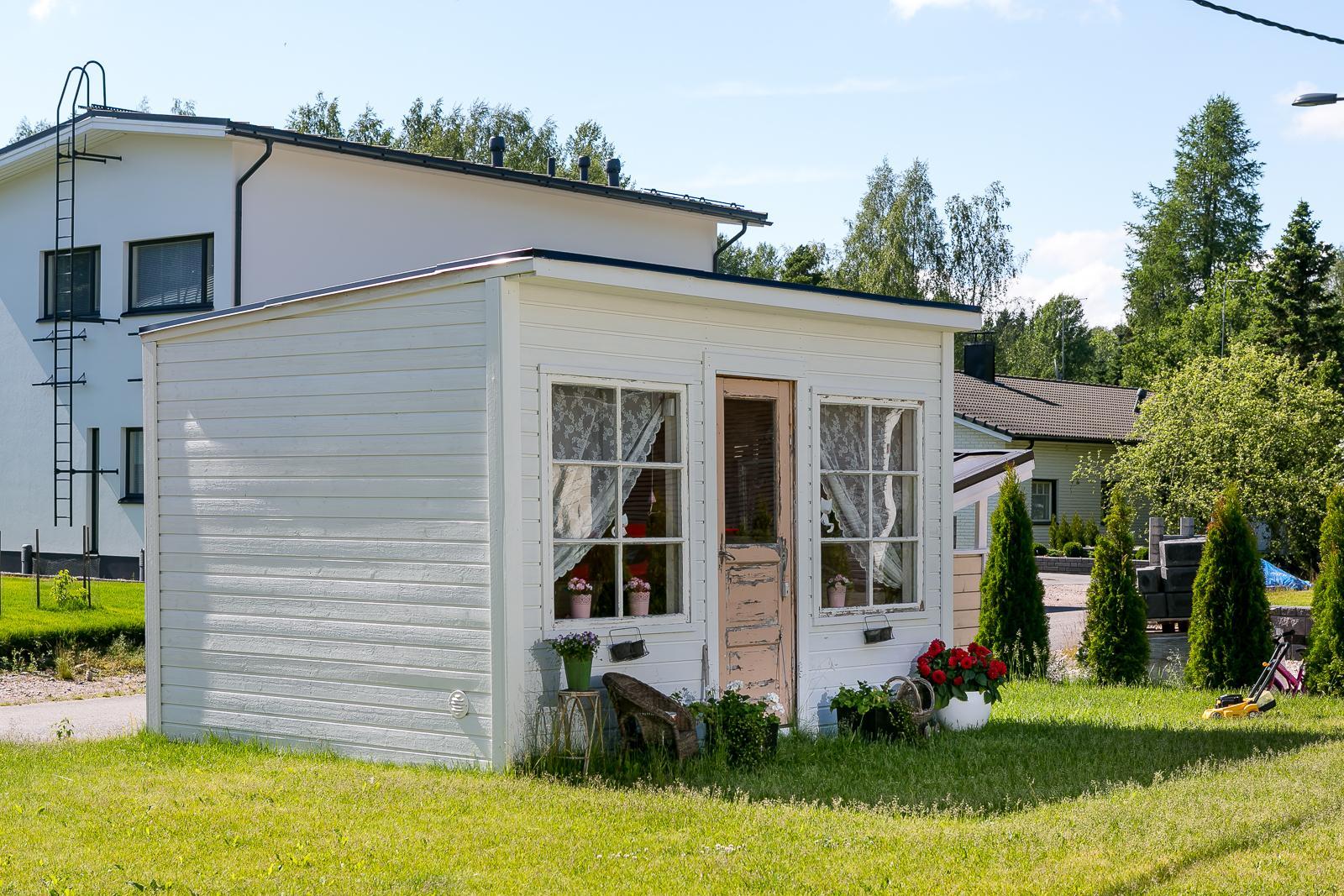 moderni leikkimökki, uutta ja vanhaa