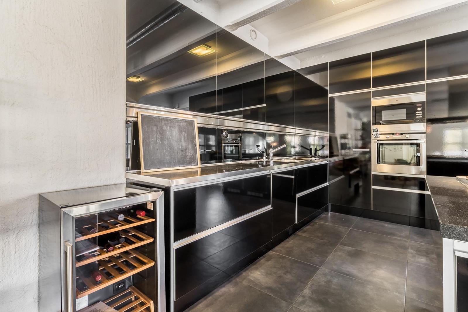 Moderni musta keittiö on loft asunnon sydän Etuovi com Ideat & vinkit Moderni musta keittiö on loft asunnon sydän Etuovi com Ideat & vinkit