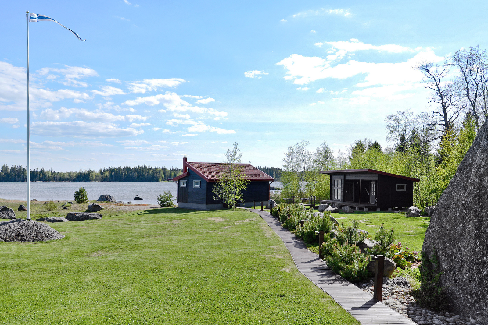 Moderni kesäkeittiö rantasaunalla