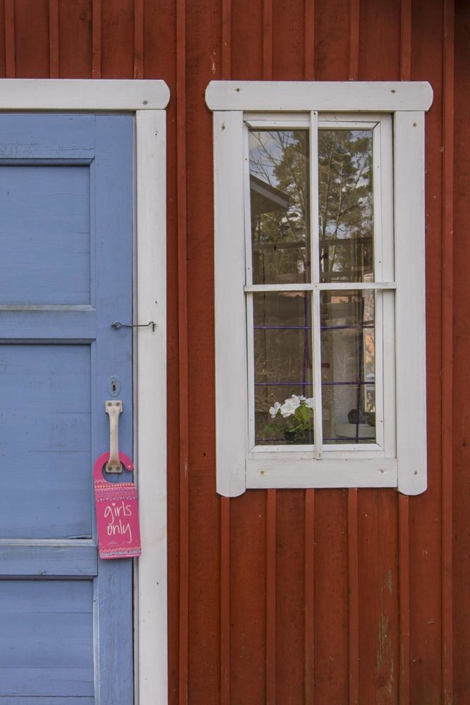 moderni leikkimökki perinteiseen tyyliin